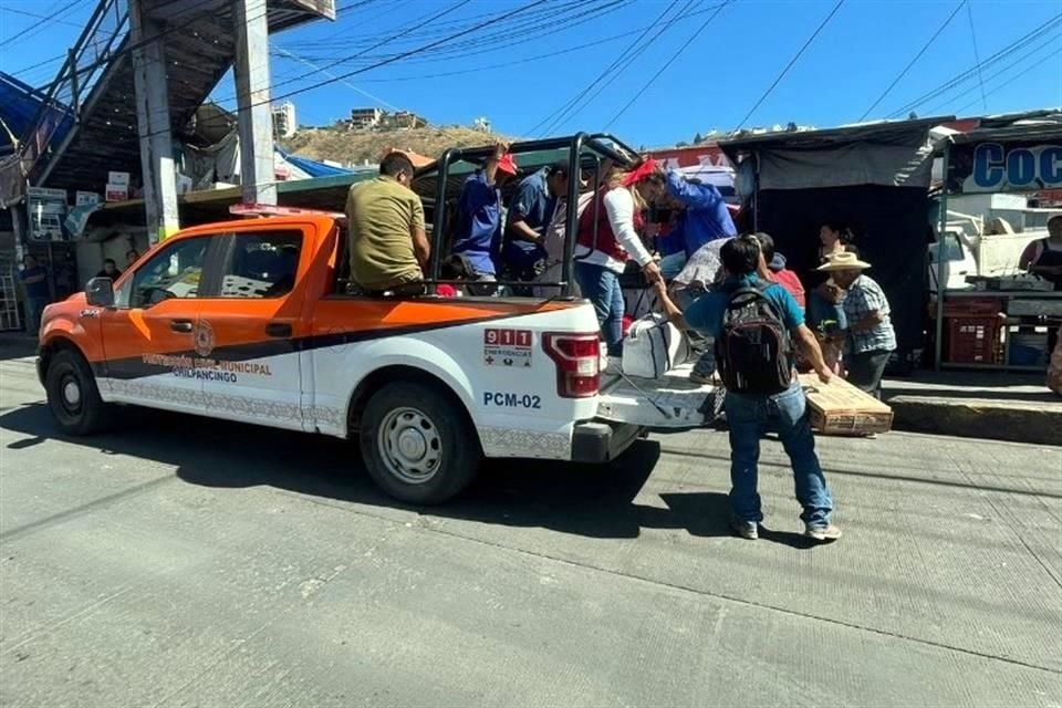 Pobladores tuvieron que tomar camionetas de Protección Civil y Bomberos que fueron habilidades por el Ayuntamiento para realizar traslados.