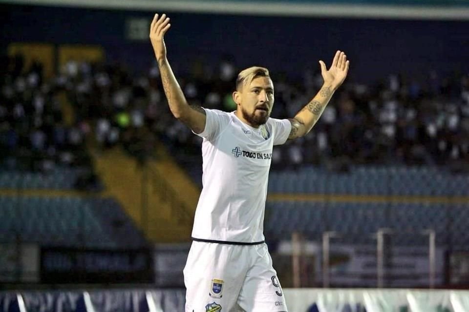 Darío Carreño, aparte de jugar para Rayados, defendió también los colores de la camiseta de Comunicaciones, de Guatemala.