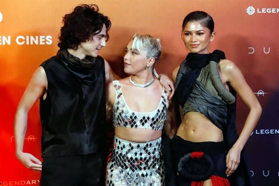 Timothée Chalamet y Florence Pugh conversaron un poco mientras Zendaya se concentraba en las fotos.