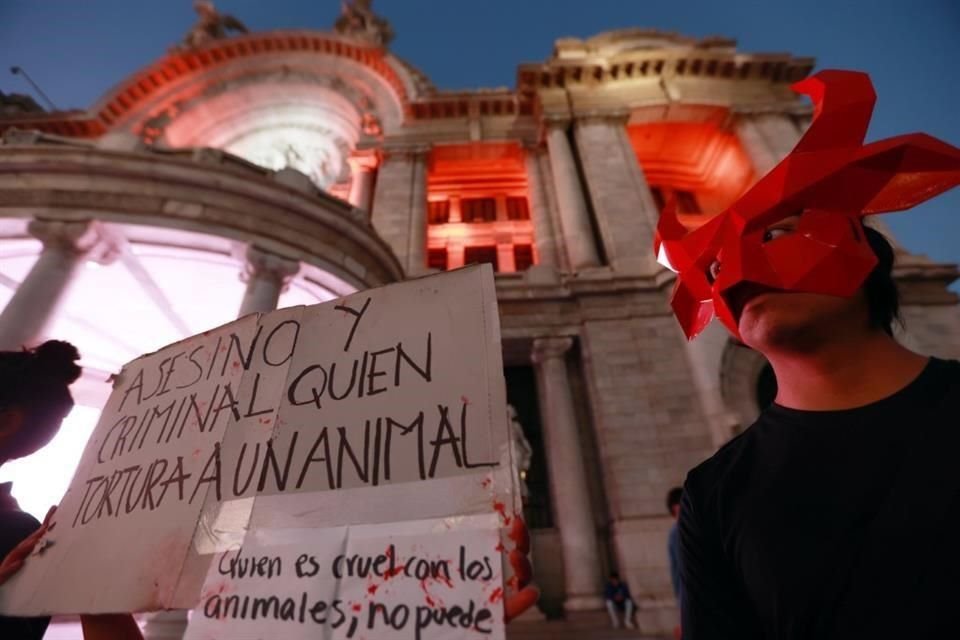 Organizaciones civiles realizaron una velada por los toros frente a Bellas Artes.