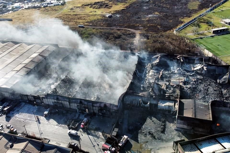 Protección Civil reportó daños en nueve bodegas ubicadas en el interior del Parque Industrial Kalos, en San Nicolás. 