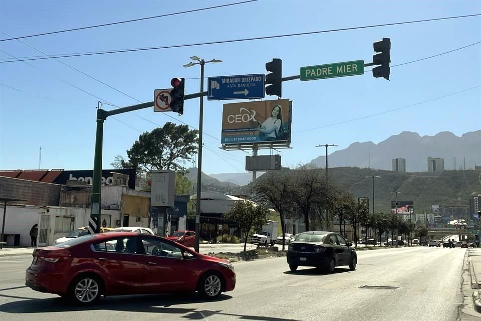 Semáforos en el Centro de Monterrey, como en el cruce de Padre Mier y Carranza, fueron dañados por los vientos.