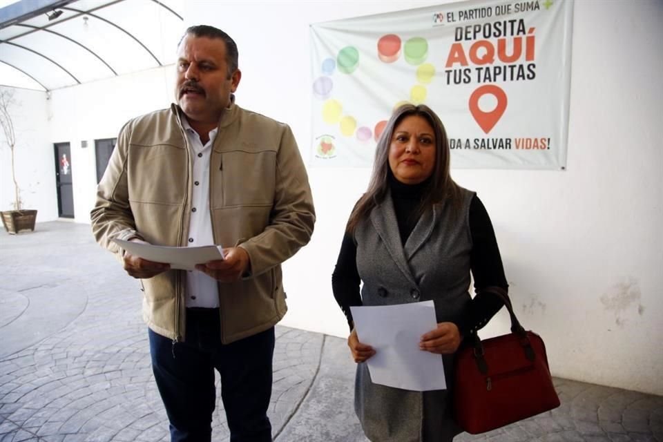 David Echartea, dirigente priista de Linares,  y Martha Barbosa, Secretaria General municipal del partido.