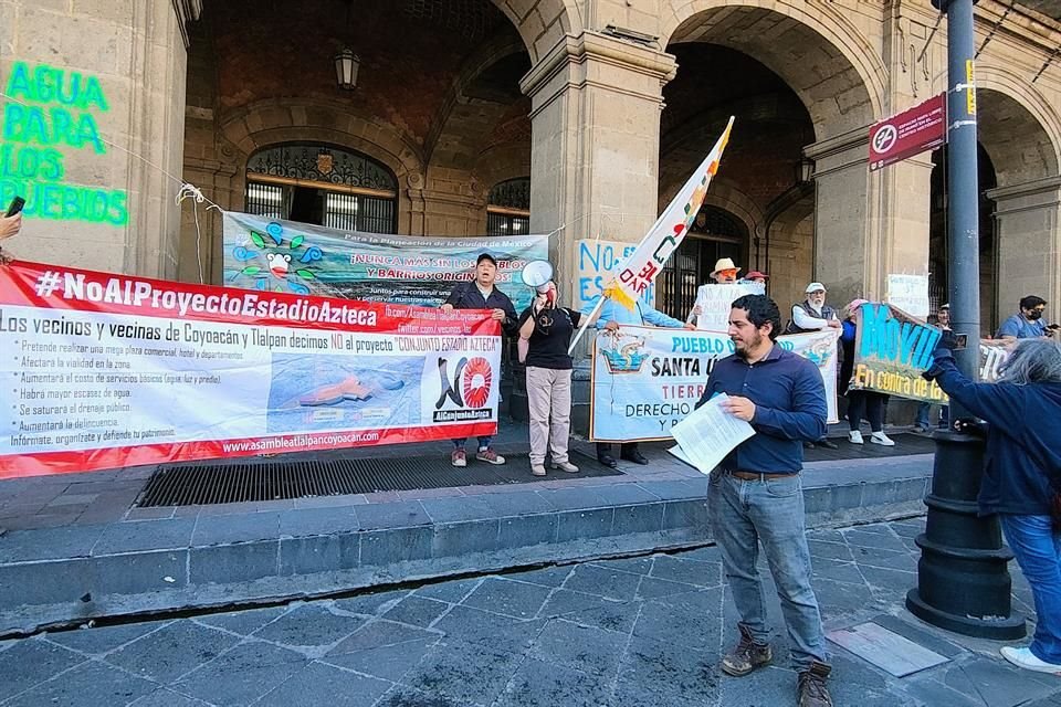 Miembros de la Asamblea Vecinal contra las Megaconstrucciones marcharon para pedir mayor regulación en el manejo hídrico.