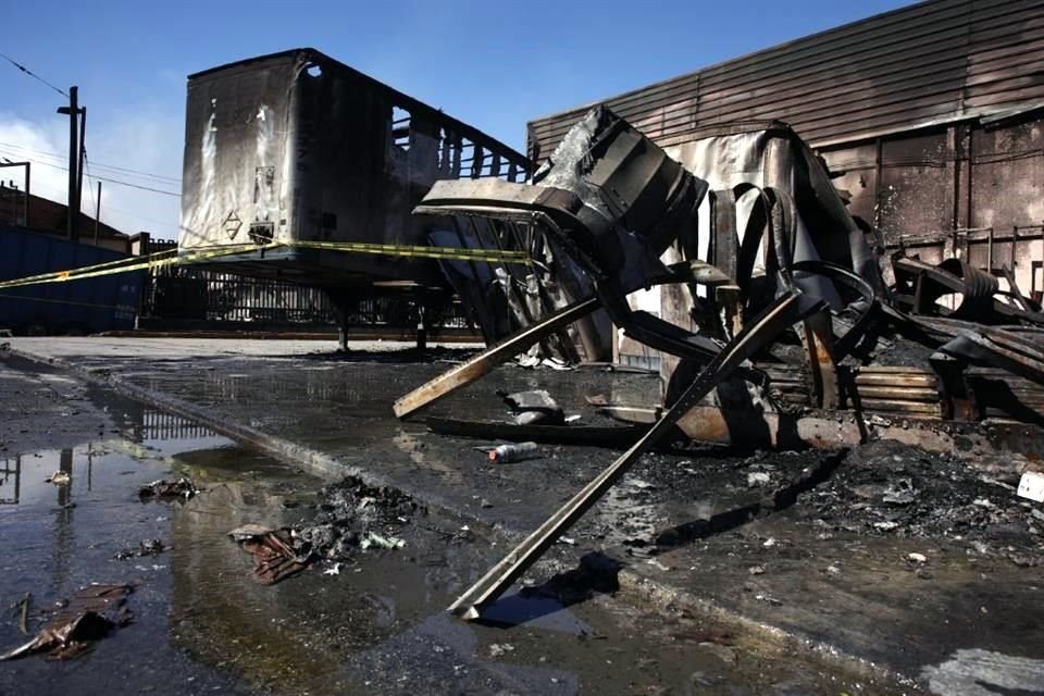 El incendio inició el domingo en el Parque Industrial Kalos.