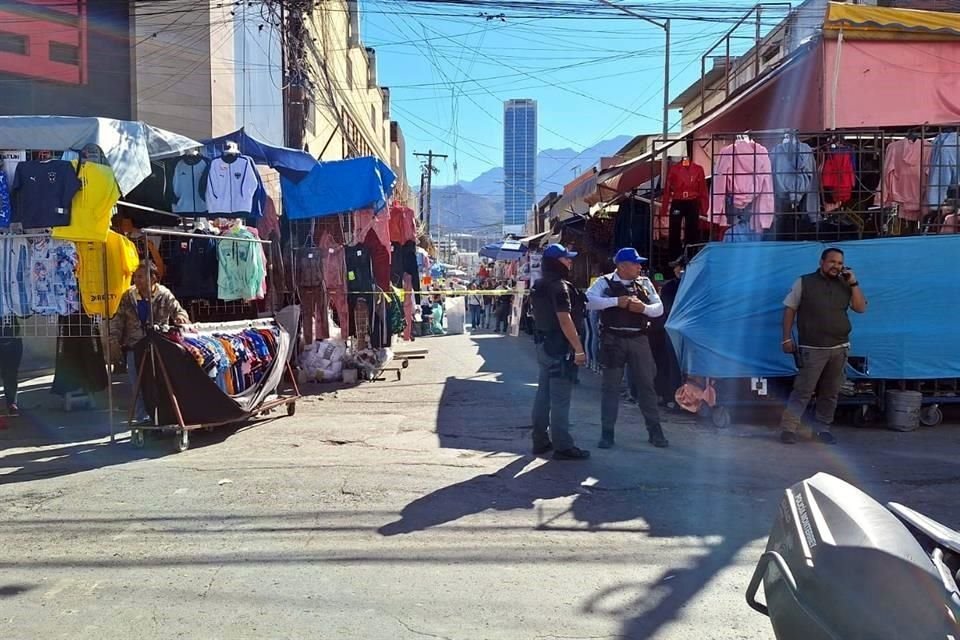 Entre los puestos ambulantes que hay en la zona quedó un hombre sin vida y tres más sufrieron lesiones.