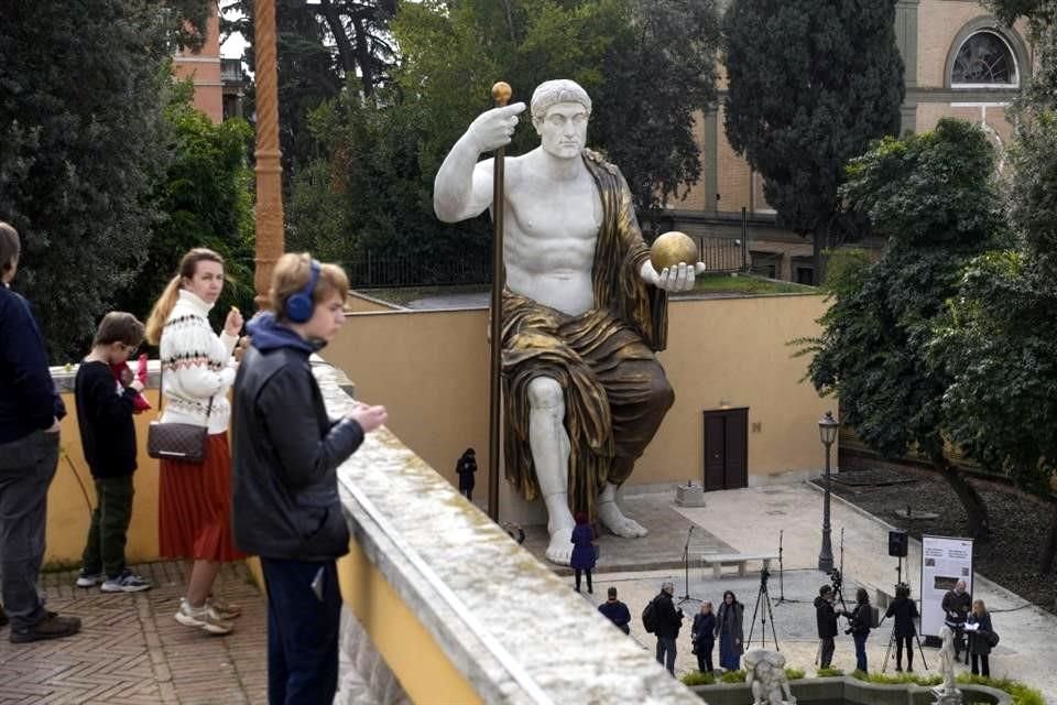 La estatua fue colocada en un jardín del museo, cerca de donde se encuentran los fragmentos originales de los pies, las manos y la cabeza del gobernante, que atraen a multitudes de turistas.