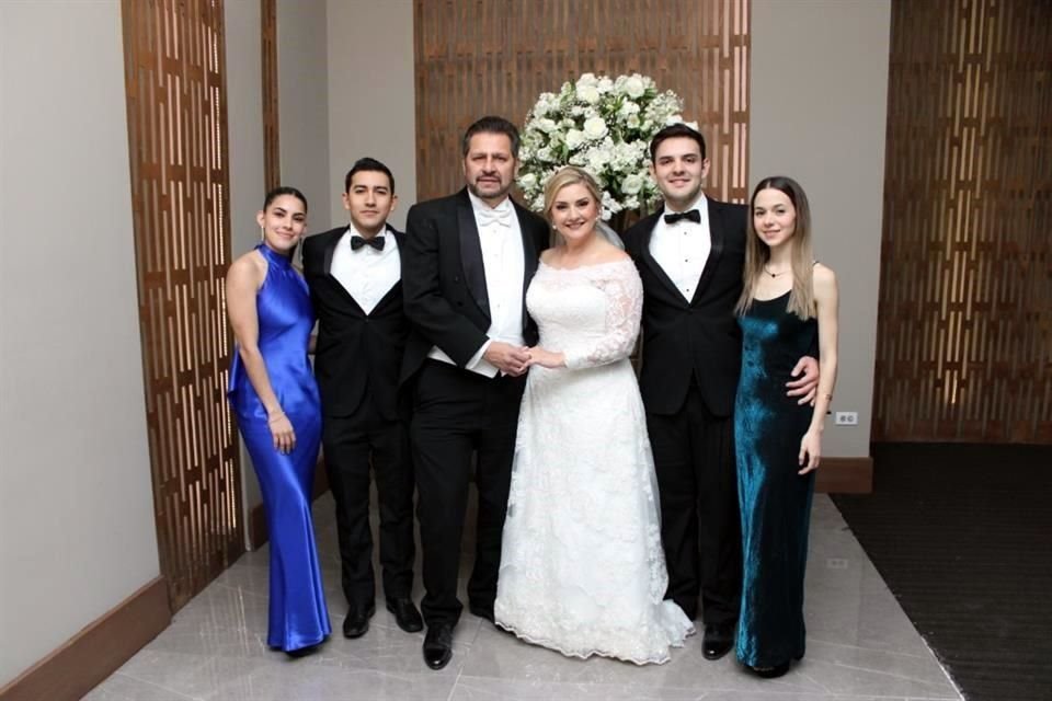 Fernanda Barrera, Rodrigo Nava, Pablo Chapa, Karla Lopezdelara, Adrián Nava y Daniela Alegría