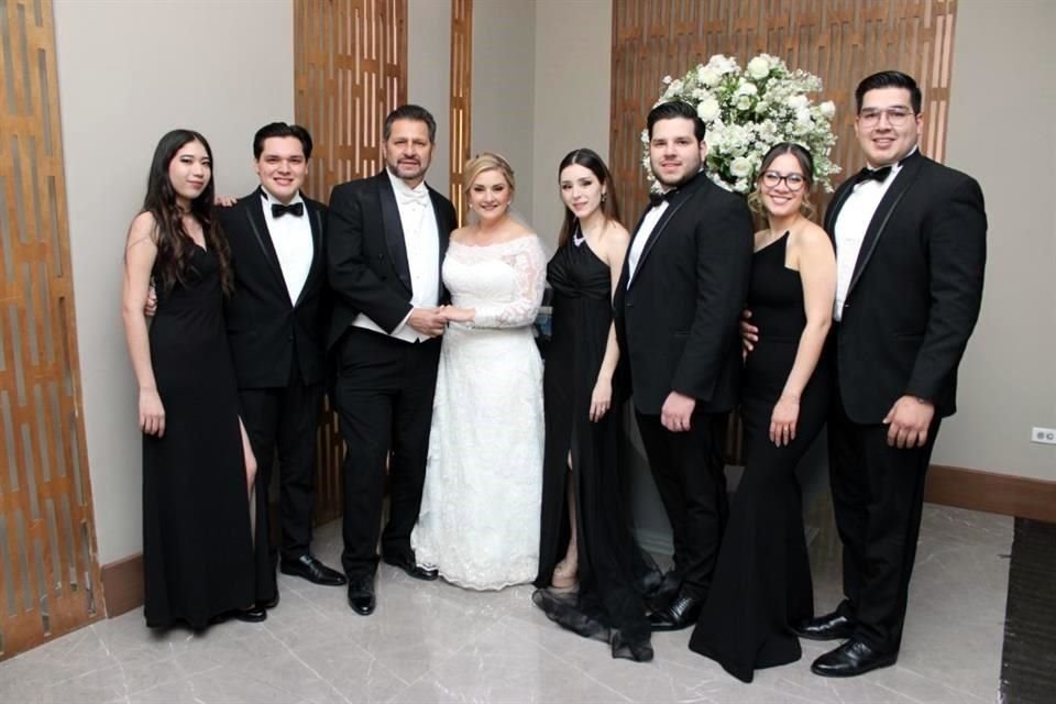 Familia del novio: Fanny García, Ángel Chapa, Pablo Chapa, Karla Lopezdelara, Valeria González, Pablo Chapa López, Camila Interian y Juan José Chapa