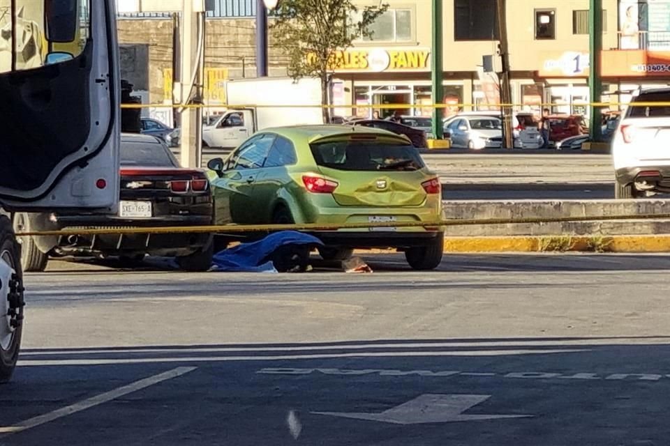 El hombre quedó sin vida en el estacionamiento de una plaza comercial, en Santa Catarina.