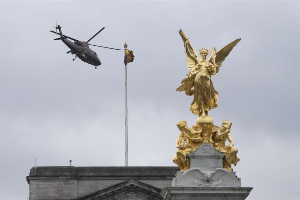 Un helicóptero sale del Palacio de Buckingham que se cree que transporta al rey Carlos III y a la reina Camila en Londres.