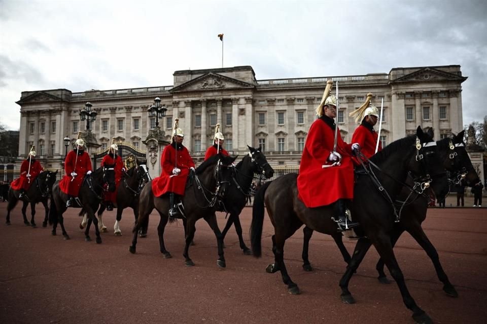 Ina unidad de la Caballería Real, pasean a caballo por el Palacio de Buckingham.