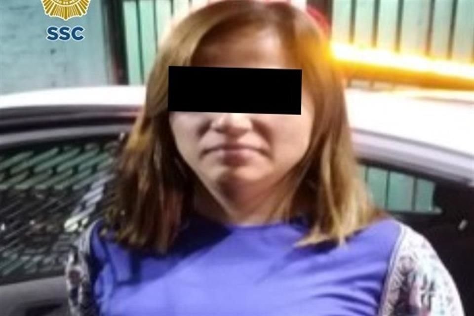 La mujer fue detenida a bordo de un vehículo negro y puesta a disposición de las autoridades.