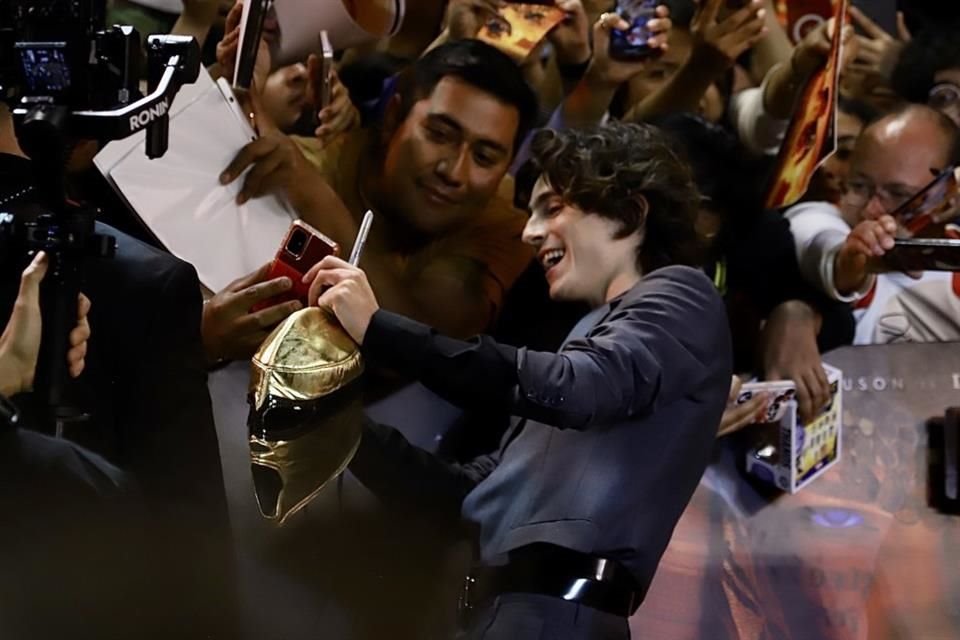 Le regalan máscara de luchador a Timothée Chalamet