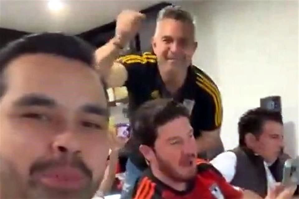 En visita a NL por un partido de Tigres contra Pumas, el candidato presidencial de MC, Jorge Álvarez Máynez se burla del INE y de Manlio F. Beltrones.