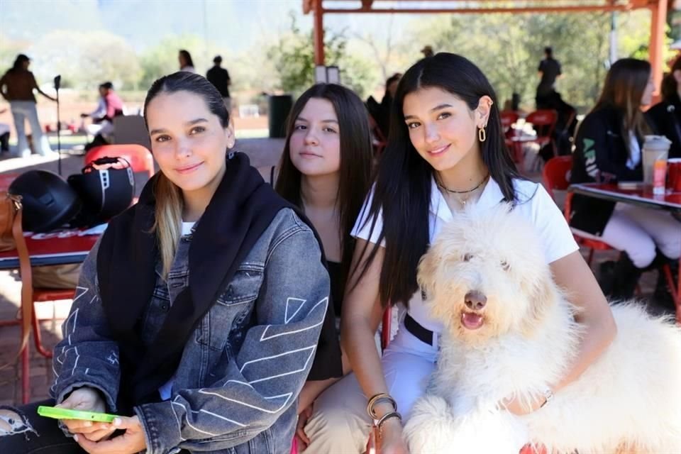 Cinthia Sarmiento, Melissa Chávez y Camila Lozano con su mascota Monaco