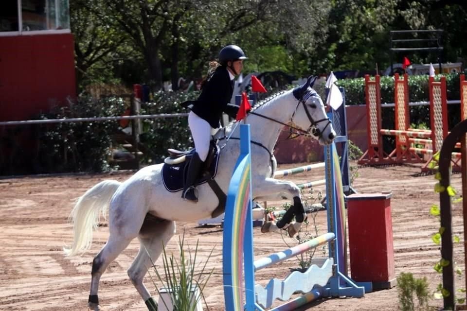 Ximena López, montando a Pegasso
