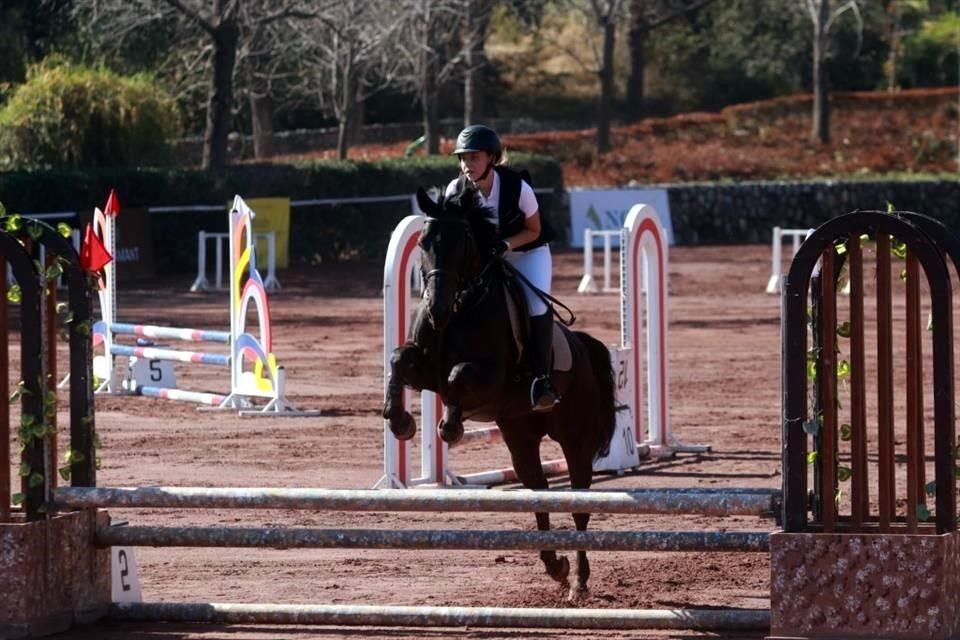 Valeria Pérez en lomos de Mambo Elite