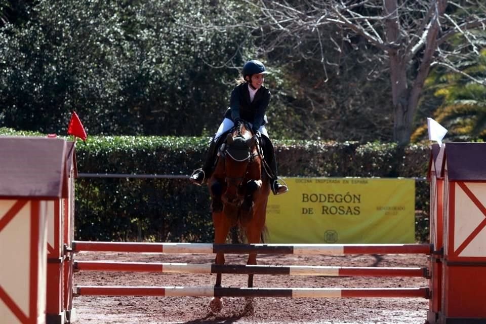 María Gabriela Solbes montando a Sangría LS