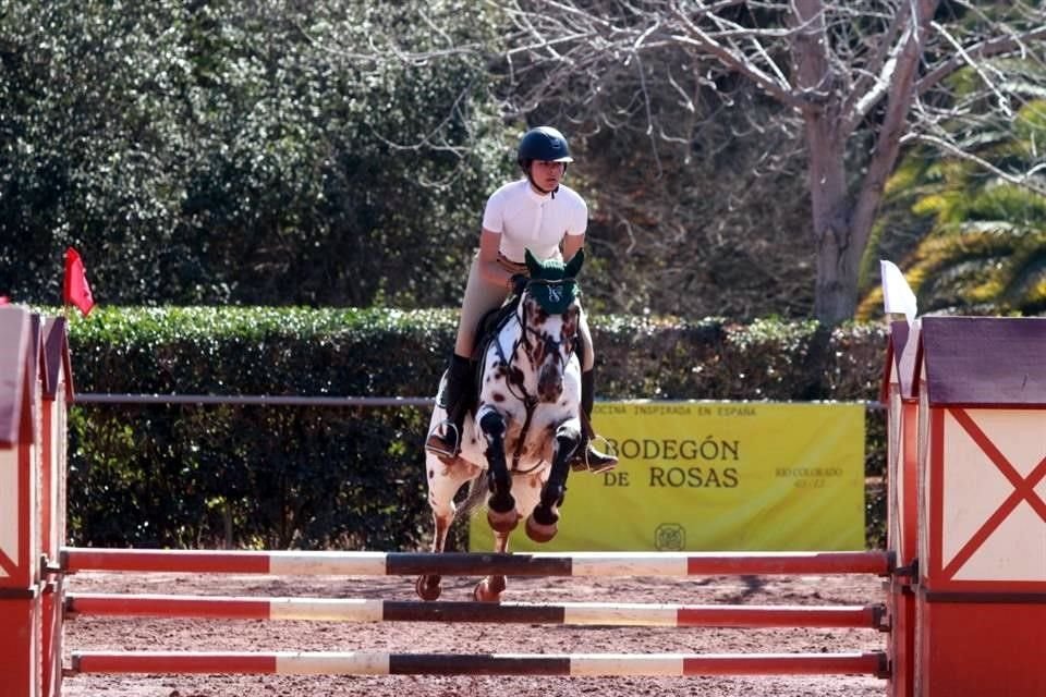 Ariana Ibarra montando a Pecos