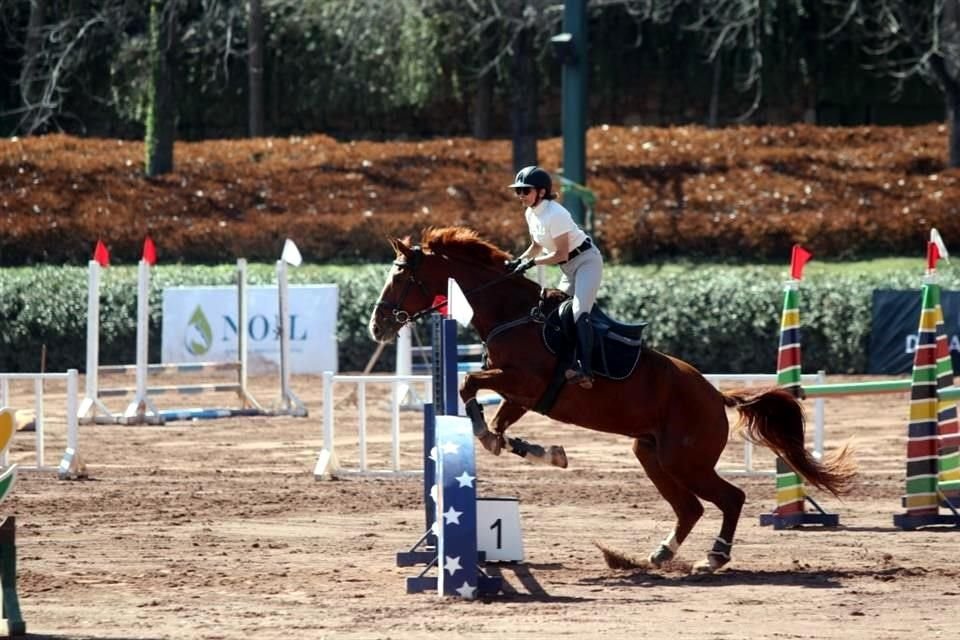 Mariana Arantes montando a Pixan