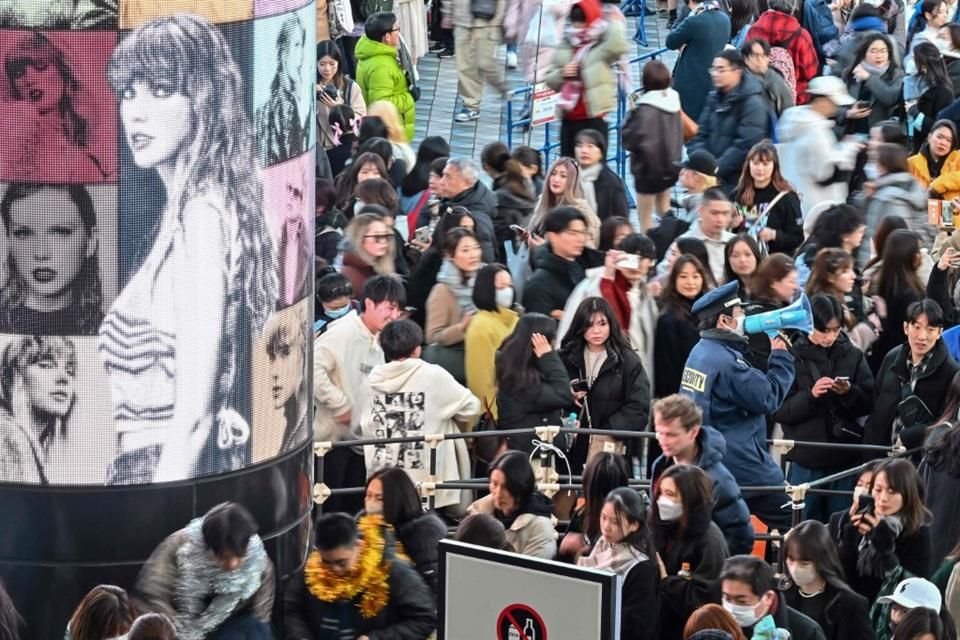 La calles aledañas al Tokyo Dome se vieron repletas de personas en busca de mercancía de Swift y largas filas para entrar al estadio donde se llevaría a cabo el show.