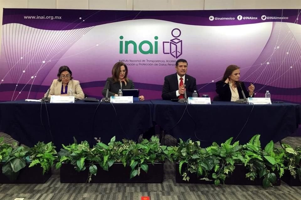 Los comisionados del INAI en conferencia de prensa.