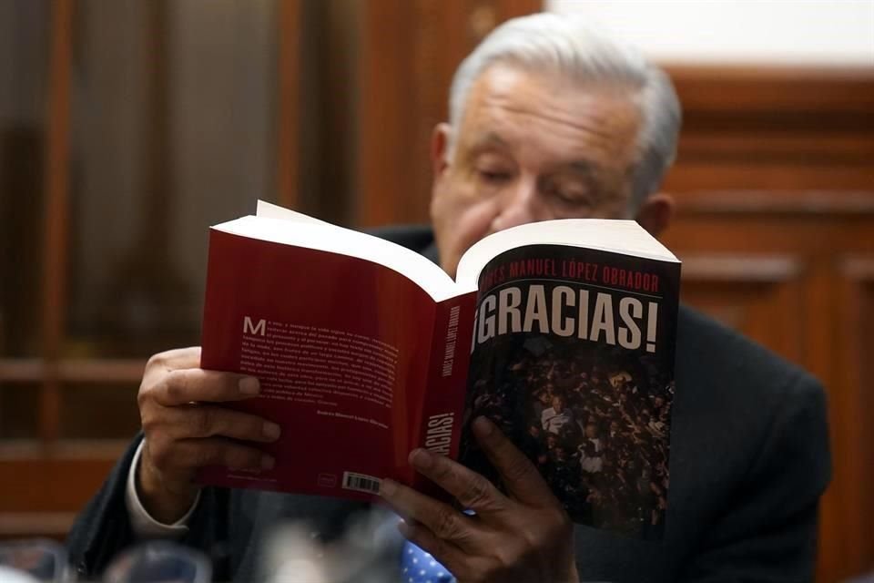 'Amé y fui amado, el sol acarició mi faz ¡Vida nada me debes, vida, estamos en paz!', remató López Obrador, en lo que significan las últimas palabras del libro.