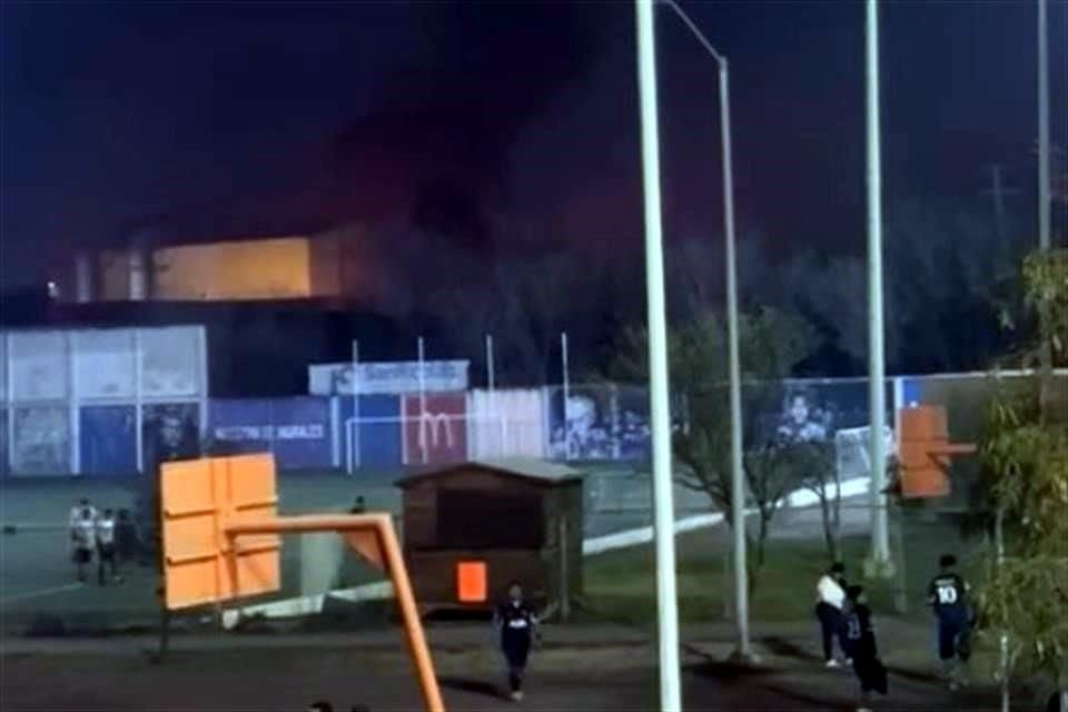 El humo reapareció en el Parque Industrial Kalos donde el domingo comenzó un incendio.