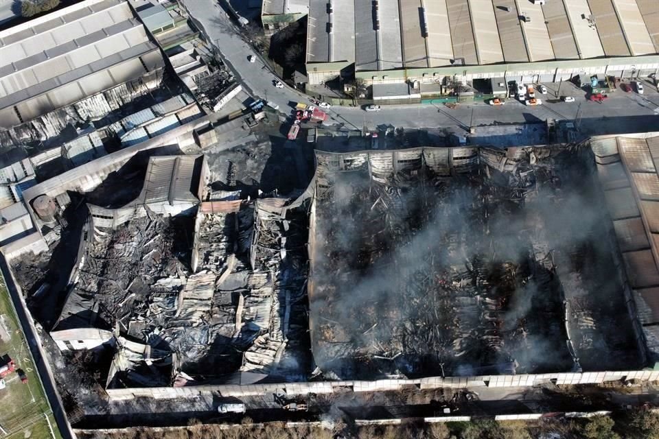 El domingo hubo un incendio en la empresa Inova Plastics Re, ubicada en el Parque Industrial Kalos, en San Nicolás.