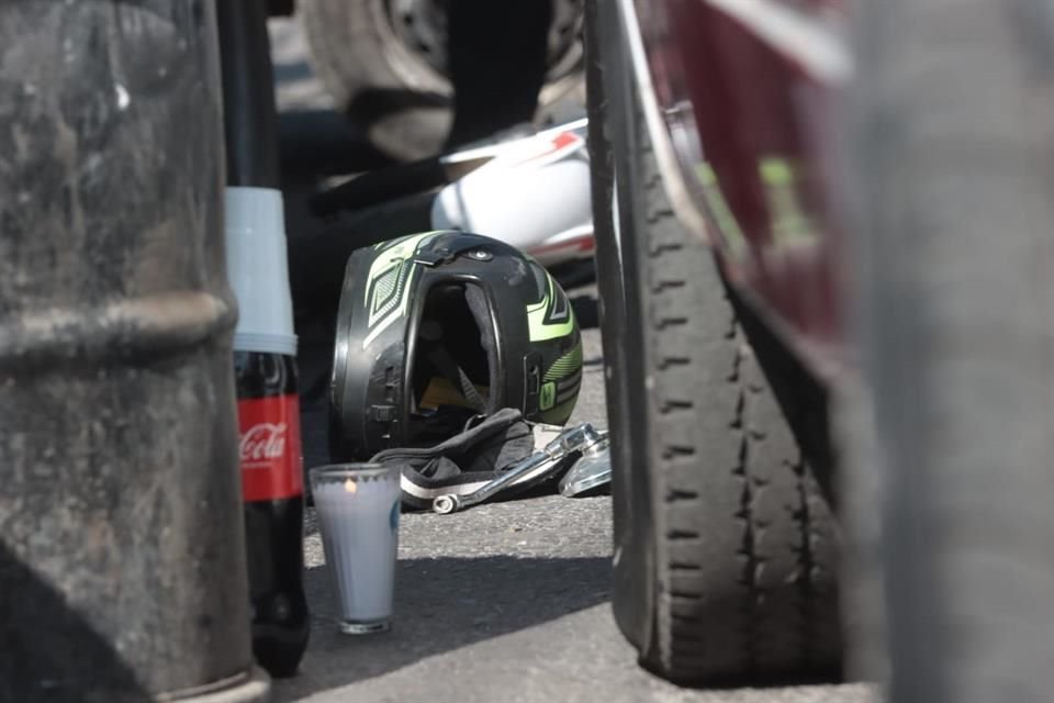 El motociclista intentó rebasar al vehículo de carga y una camioneta que se hallaba estacionada.