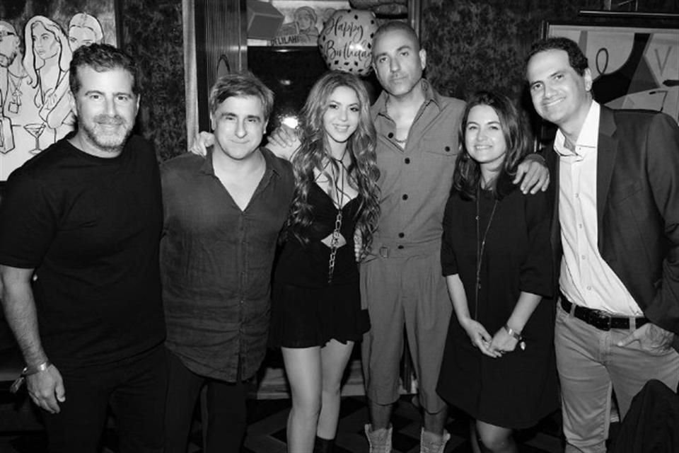 Shakira también compartió una foto con su equipo de trabajo en Sony.