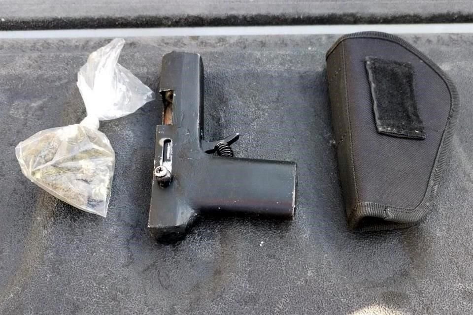 El arma y la droga asegurada por las aturidades municipales.