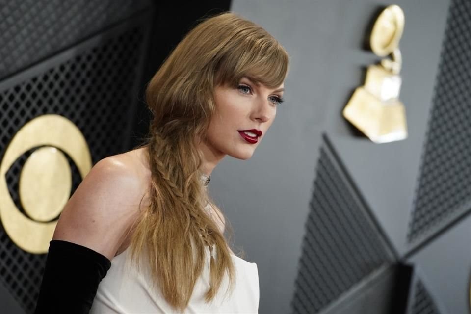 Taylor Swift, 4 veces ganadora del Premio Grammy, vendió su jet privado, luego de que un estudiante acosador rastreara y publicara los planes de vuelo de la cantante.