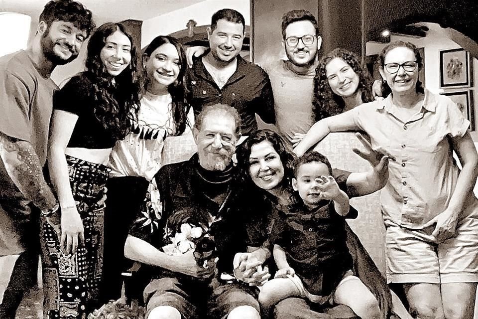 Chilo Arteaga, Debanhy González, Marianne Rodríguez de González, Fer González, Fabián González, Karenny de Gonzalez, Angélica González, Fernando González, María Elena de González y Fernie González