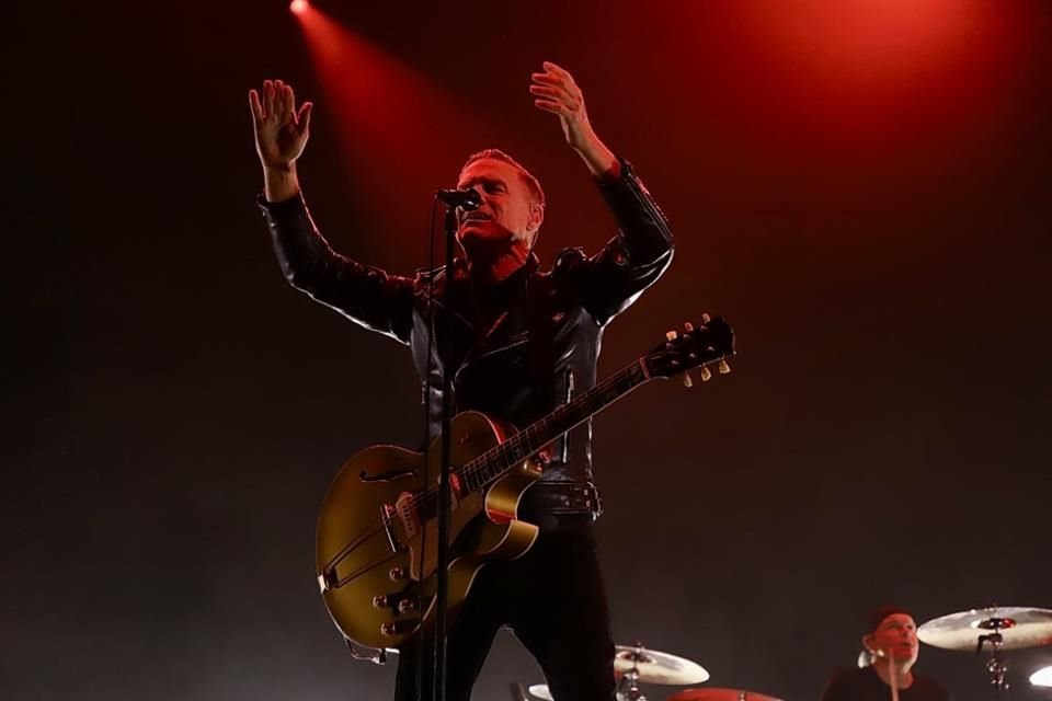 Bryan Adams, de 64 años, rindió homenaje a Tina Turner durante su presentación en la Arena CDMX ante 12 mil personas.