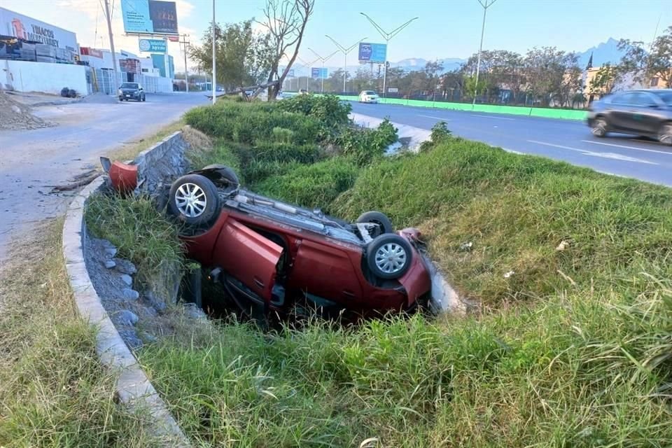 El accidente fue reportado a las 08:00 hora en la Autopista al Aeropuerto y la calle Sicomoro, en la Colonia Bosque de San Miguel, en Apodaca.