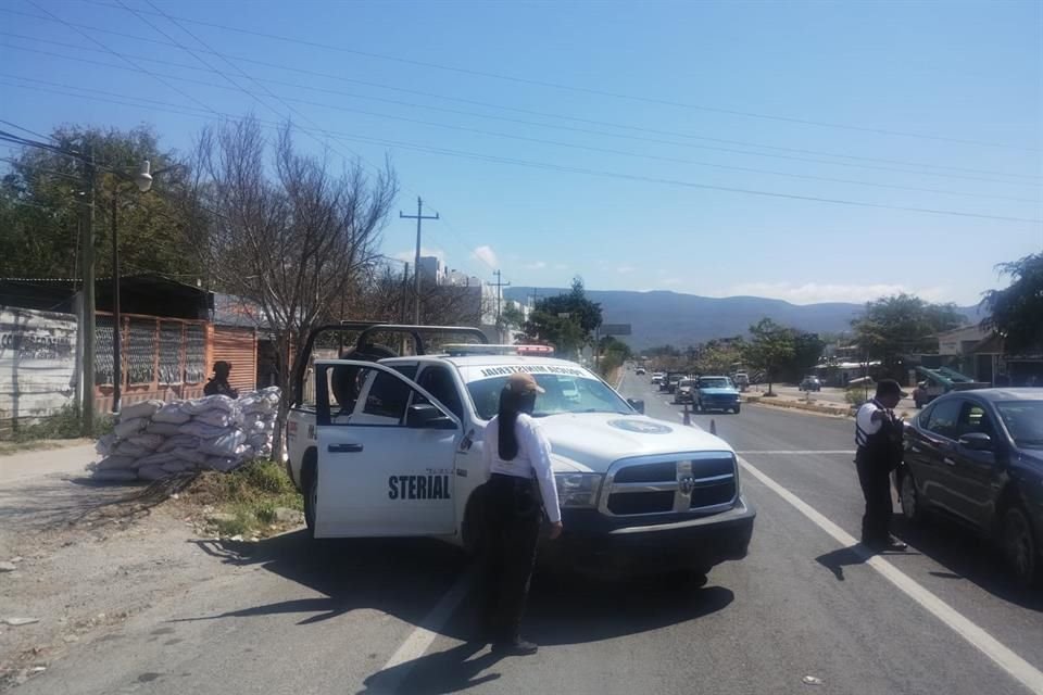 Policías pusieron retén en sur de Chilpancingo, cerca de zona que dominan Los Ardillos.