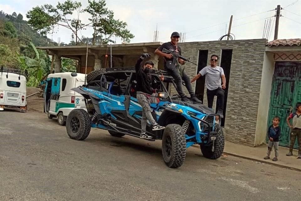 En imágenes difundidas, jóvenes armados pasean con armas largas por las calles, provocando miedo.