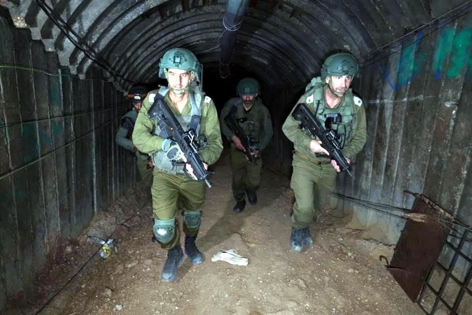 Los soldados visitan un túnel que, según se informa, Hamas utilizó para atacar a Israel a través del cruce fronterizo de Erez.