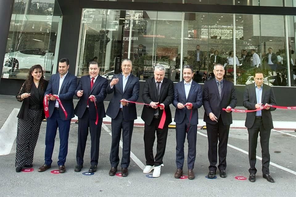 Momentos del corte del listón.