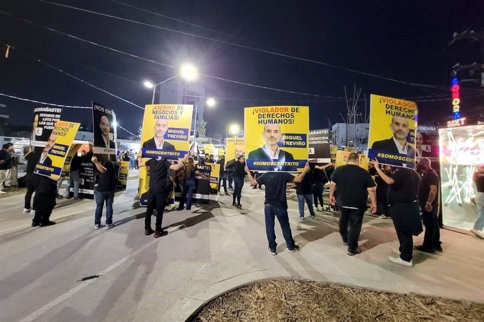 Los inconformes sostuvieron pancartas con la imagen de Treviño y la leyenda 'Violador de Derechos Humanos'.