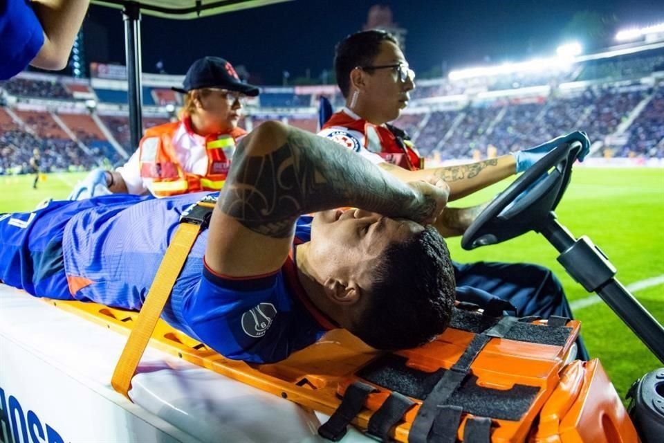 Fernández será baja por meses para Cruz Azul.