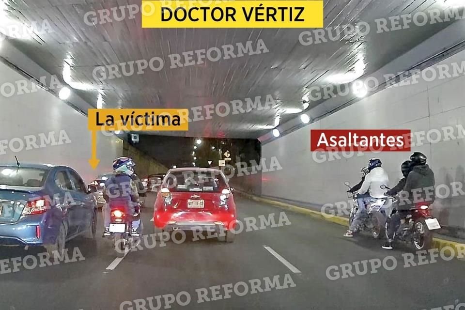 Versión extendida del video del asalto en Viaducto muestra que también participaron otros 2 motociclistas, 2 autos particulares y un taxi.