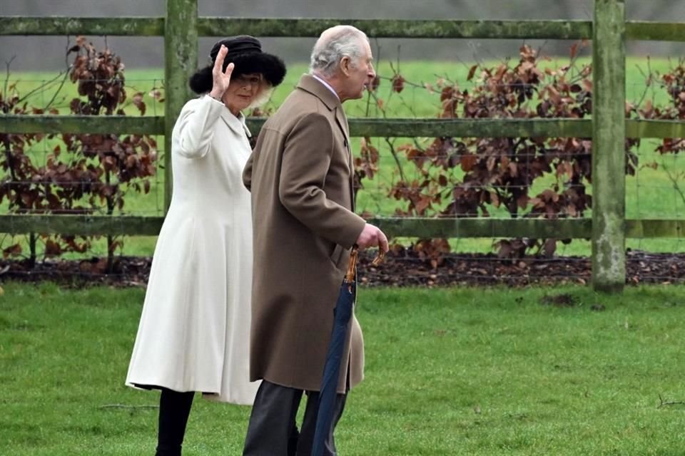 El Rey fue acompañado por su esposa, la Reina Camila, en una caminata de camino a la iglesia de Santa María Magdalena, ubicada en Sandringham, Inglaterra.