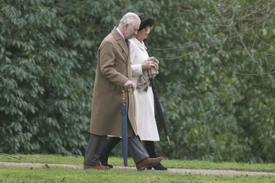 Luego de su hospitalización y posterior diagnóstico de cáncer, el Rey Carlos III asistió a misa dominical, en compañía de su esposa, la Reina Camila.