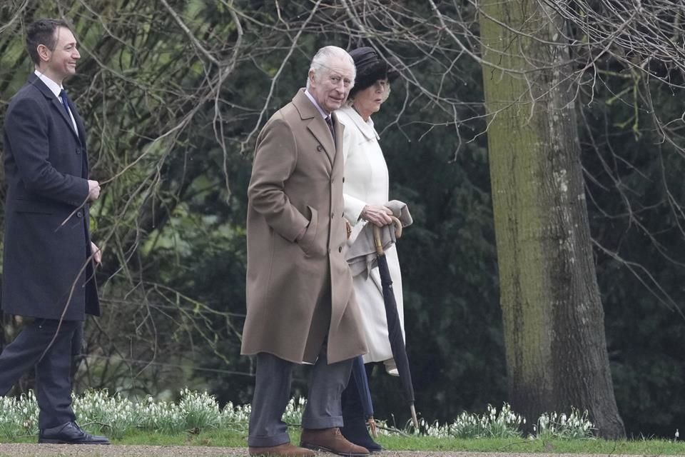 El Rey Carlos III asistió a misa dominical en Sandringham, luego de agradecer los mensajes de apoyo que le han enviado tras su diagnóstico.