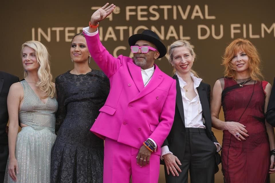 Los miembros del jurado de este año, de izquierda a derecha, son Melanie Laurent, Mati Diop, Spike Lee, Jessica Hausner y Mylene Farmer.