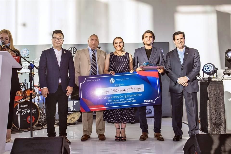 Entrega de un viaje a Cancún al cliente 5 mil.
