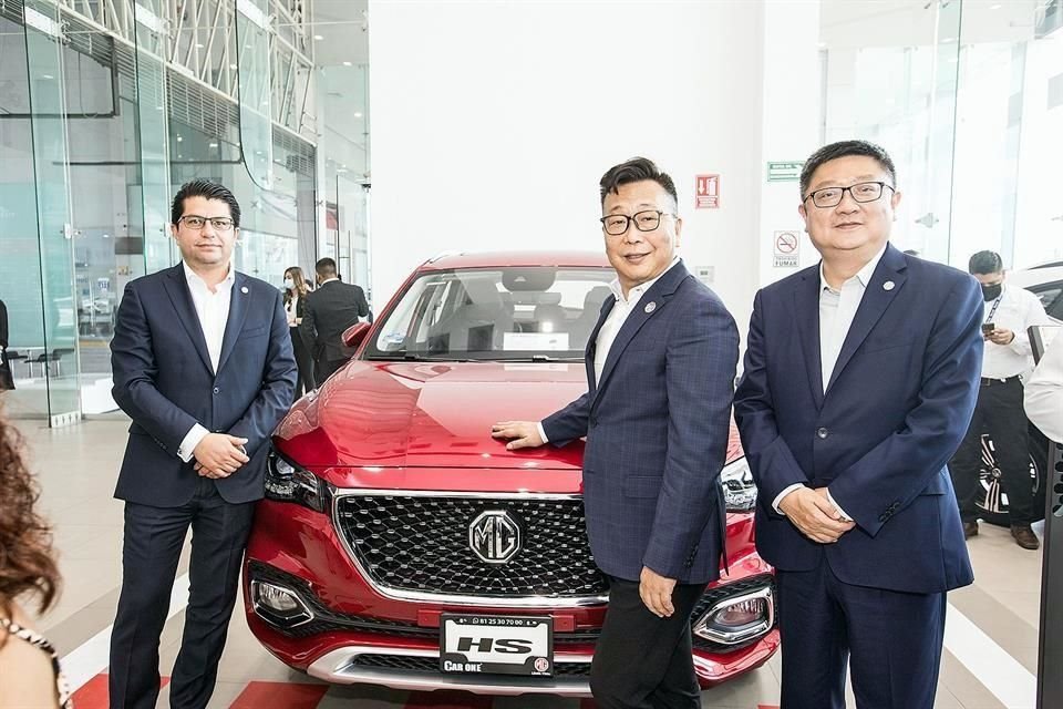Daniel Nava, Vicepresidente de Operaciones; Mr. Zhang Wei, Presidente de SAIC Motor México, y Mr. Zhao Zhijian, Vicepresidente Comercial.